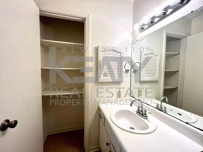 Building Photo - 803 Fox Run Ave