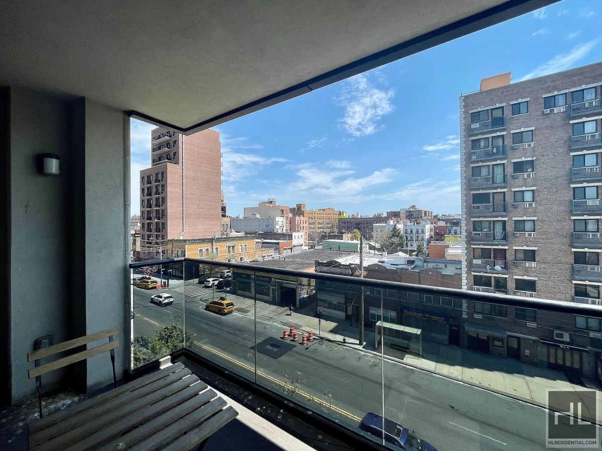 Building Photo - Gorgeous rent stabilized 1 bedroom apartment spanning 700 sq with private balcony, dishwasher, mi...