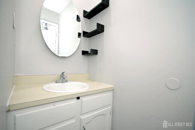 Building Photo - 4 White Oaks Dr