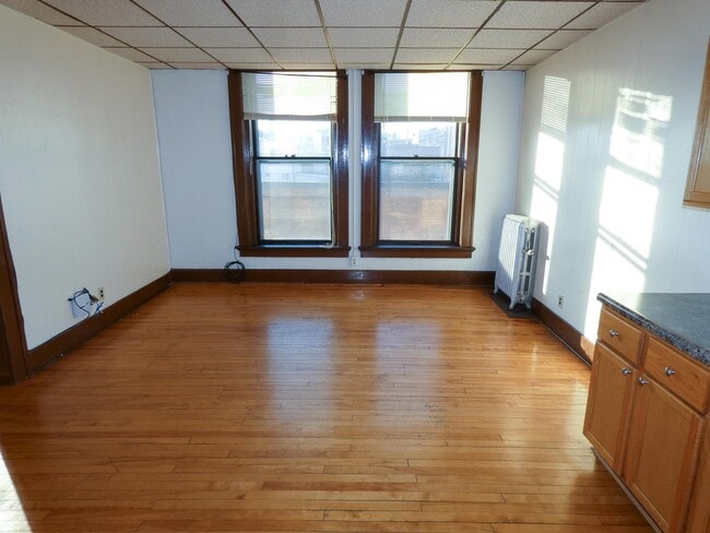 Building Photo - 15 E Main St