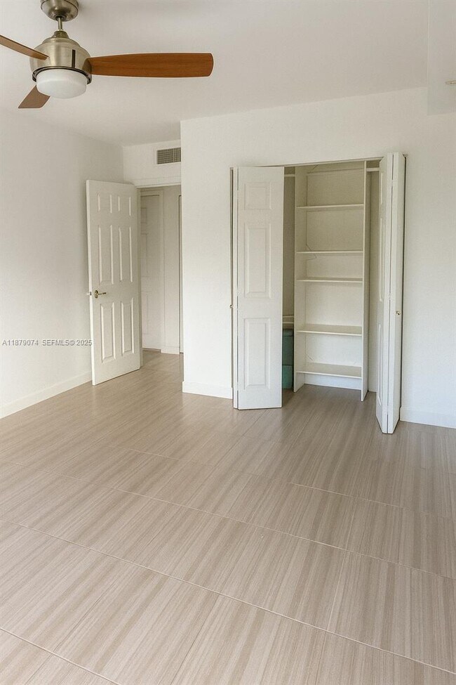 Building Photo - 400 Kings Point Dr