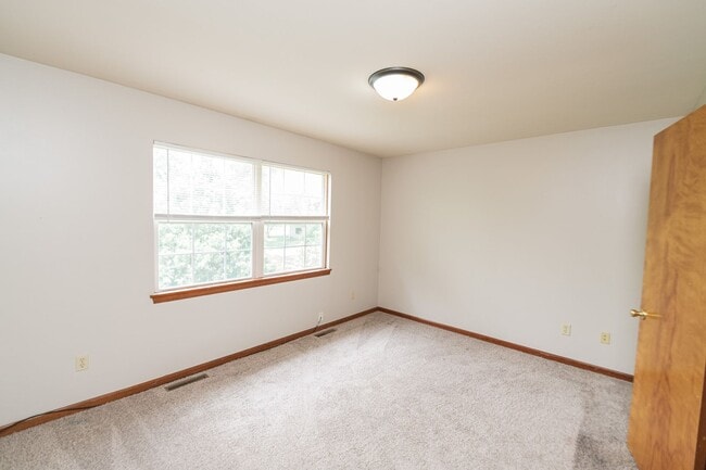Building Photo - 3 bedroom / 2.5 bathroom Townhome for Rent...