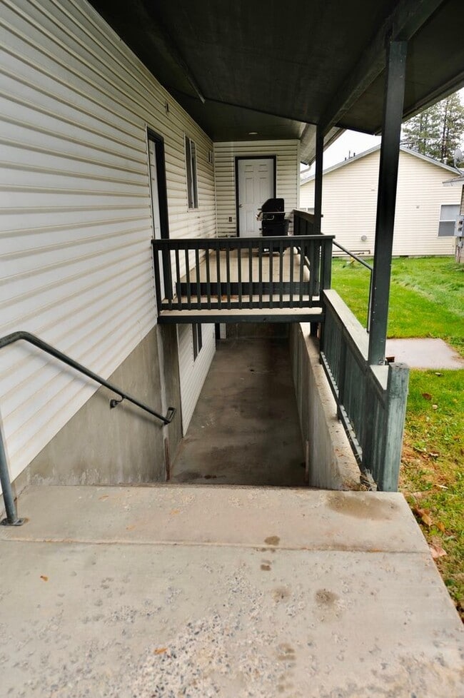 Building Photo - Basement 2 bed 1 bath unit