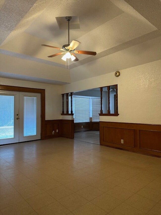 Building Photo - 2310 Hackberry Ave