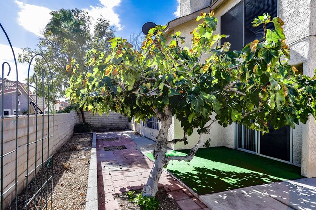 Building Photo - West Las Vegas Home With 1st Floor Primary...