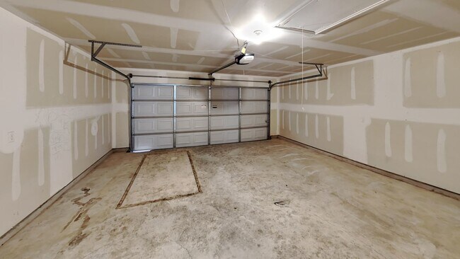 Building Photo - Very Nice 3 Bedroom House in Yukon Schools