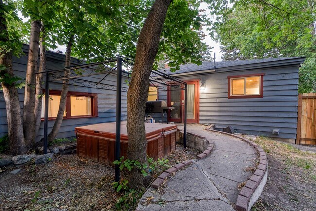 Building Photo - Fully Furnished 3BD + Den/2BA, Convenientl...