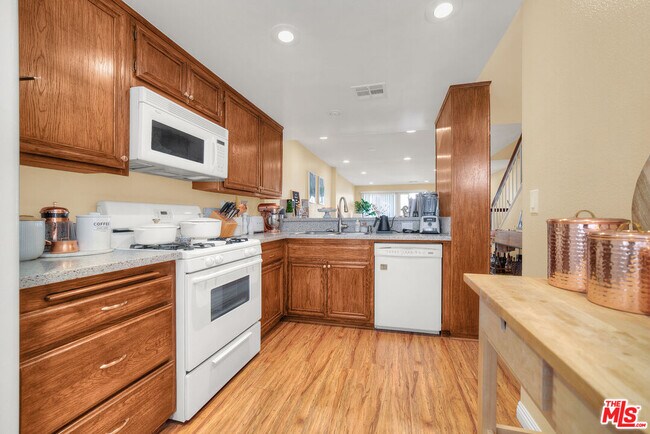 Building Photo - 5624 Las Virgenes Rd