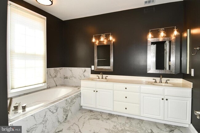 Building Photo - 301 Hillwood Ave