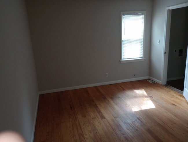 Building Photo - 3 Bedroom  2 Bath Home - Convenient Location