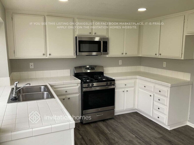 Building Photo - 1832 Havasu St