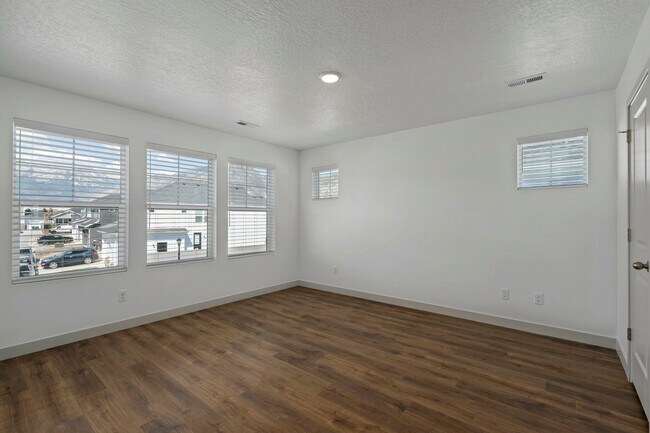 Building Photo - 4973 N Willowbank Dr