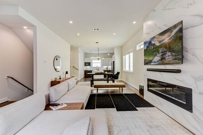 Building Photo - 5857 Dolores St