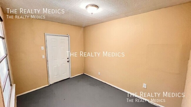 Building Photo - 1100 Santa Anita St