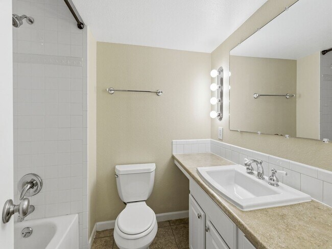 Building Photo - Excellent 4-Bedroom Condo in West Fort Collins!