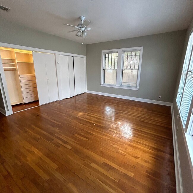 Building Photo - Best located house in West Campus, 6 large bedrooms open floorplan.