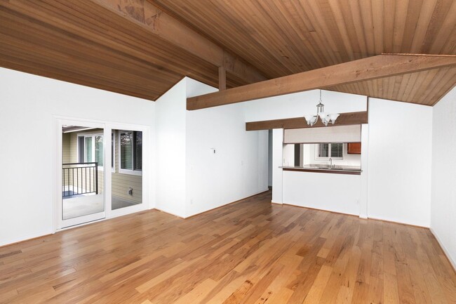 Building Photo - Top Floor 2 BD 2 BA Redmond Condo with Vau...