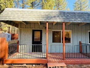 Building Photo - Pet friendly 1 bedroom unit with washer /dryer