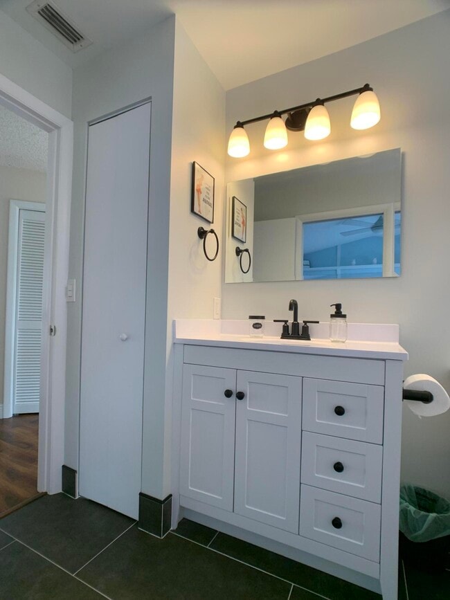 Building Photo - 10465 Mateo Ct