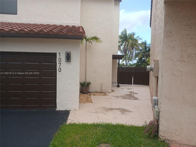Building Photo - 1070 SW 135th Pl