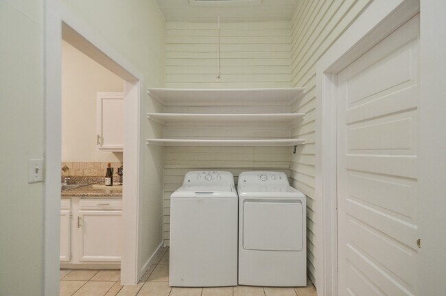 Building Photo - 1707 Sabine St