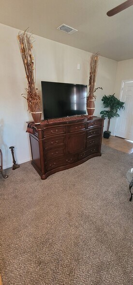 Building Photo - 900 Yi Dr