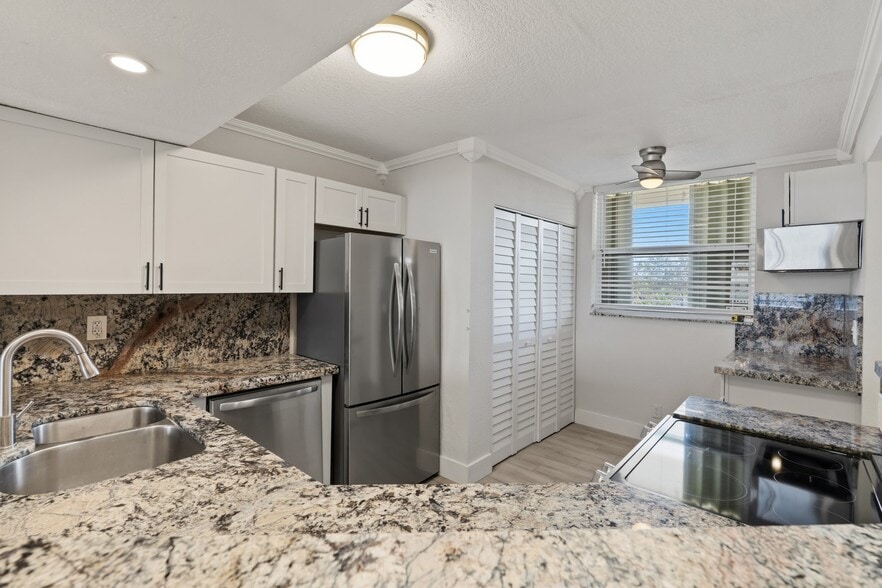 Building Photo - 115 Lake Emerald Dr