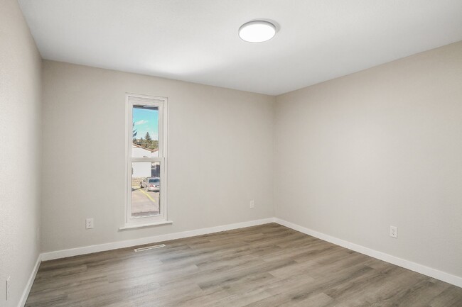 Building Photo - Like New Two Bedroom Apartment Close to De...