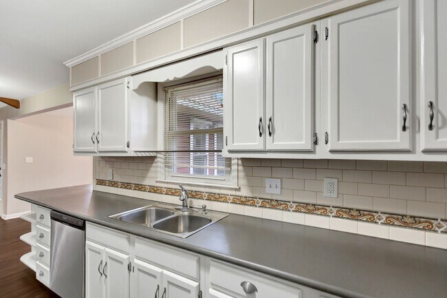 Building Photo - Charming 4-Bedroom, 2-Bath Brick Home with...