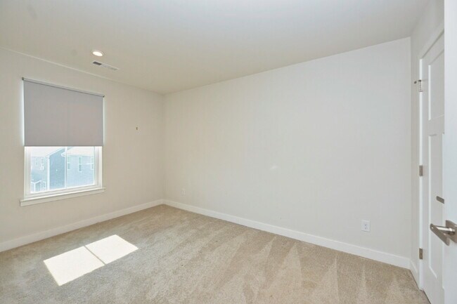Building Photo - Rent to Own Option - Beautiful, like new 3BR/2.5BA townhouse in Goodlettsville