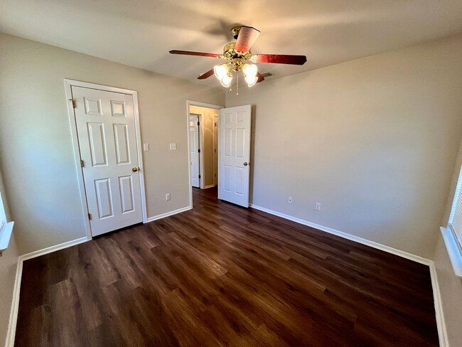 Building Photo - 2 Bedroom / 1 Bath **Cozy Unit in Pleasant...