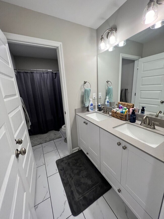 Building Photo - 3BR/2.5 BATH Townhome with Garage & Fenced...