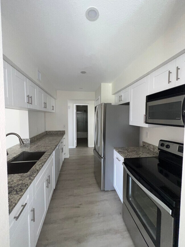 Building Photo - 899 Riverside Dr