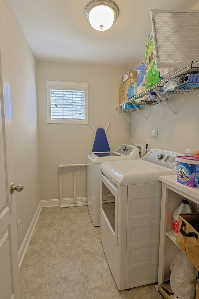 Building Photo - NEW LISTING!!!!!