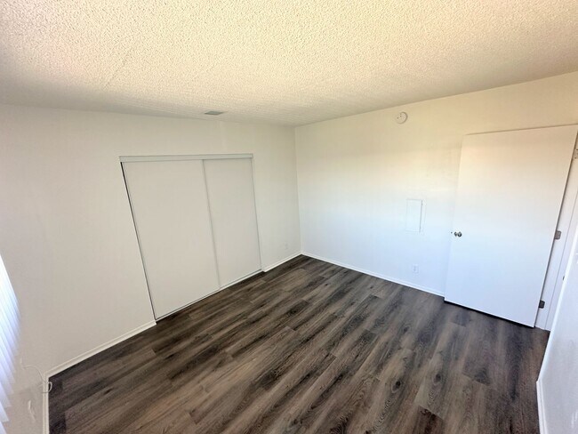 Building Photo - Nicely updated 1bd/1ba with parking included! Laundry on site!!
