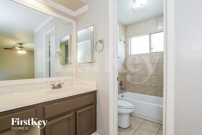 Building Photo - 3618 Village Grove Dr