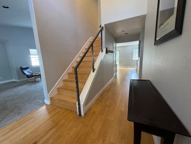 Building Photo - West Side Location