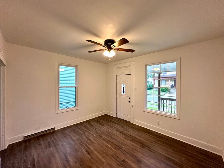 Primary Photo - 1102 Pollock Ave