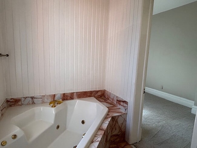 Building Photo - 462 Holly Ave