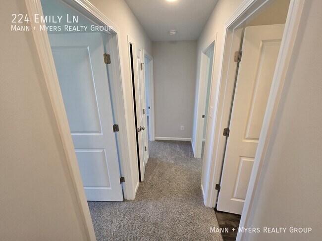 Building Photo - 224 Emily Ln