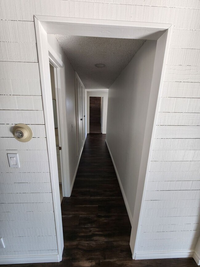 Building Photo - Beautiful Newly Renovated 3 Bedroom 2 Bath...