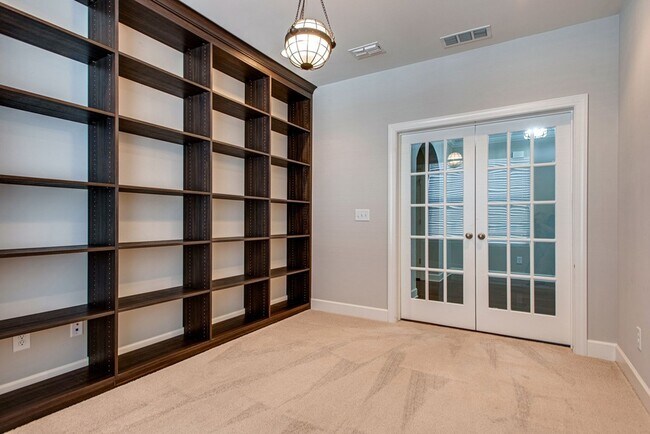 Building Photo - 9810 Glenmore Ln