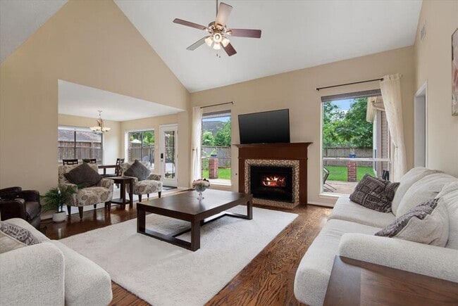 Building Photo - 314 Trailwood Ct