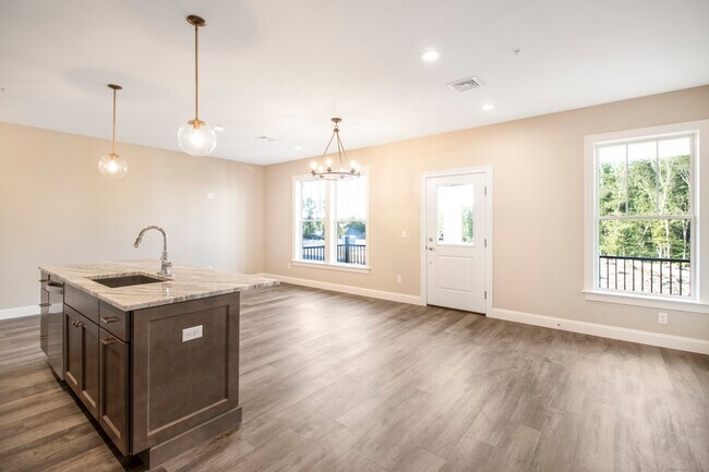 Building Photo - 502 Edgewater Cir