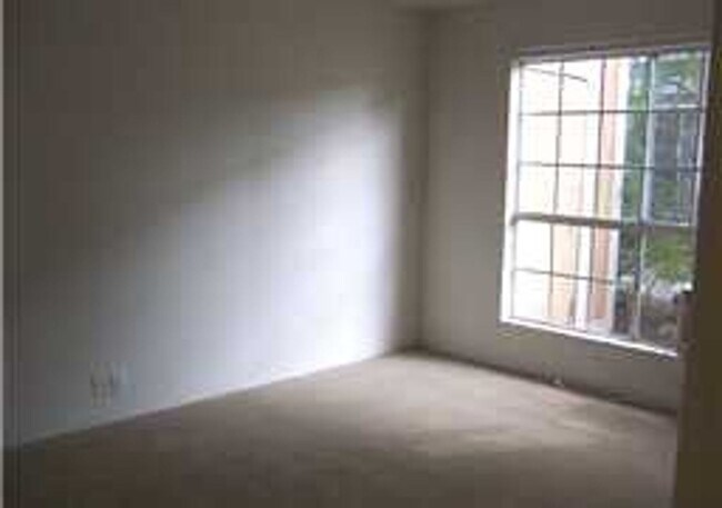 Building Photo - Crosspointe Townhouse - ground floor 2 bed...