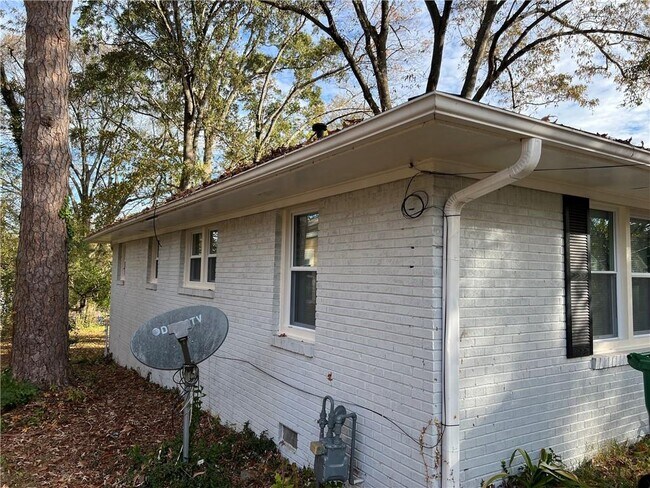 Building Photo - 2450 Crestview Ave