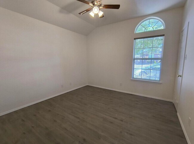 Building Photo - Beautiful and Spacious 3 bedroom, 2 bath h...