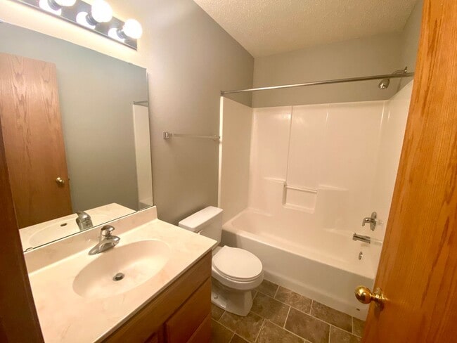 Building Photo - 3 bed, 2 bath Twinhome