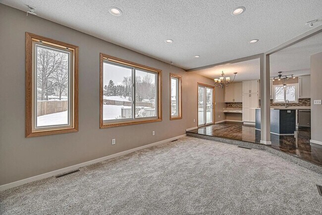 Building Photo - Spacious 4-Bed 4-Bath Home in Buffalo - Available 7/1!