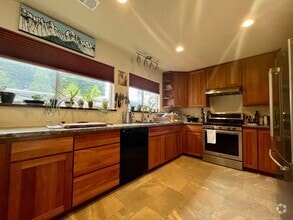 Building Photo - 3 bedroom, 1 bathroom home next to Sequoia...